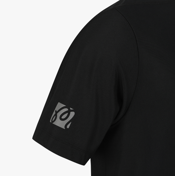 Malbon クーリング パフォーマンスTシャツ ブラック 袖ディテール