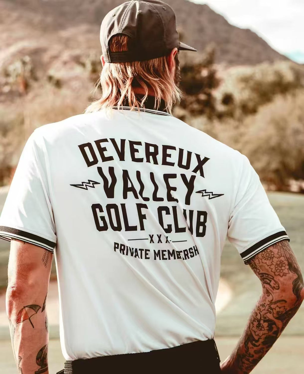 Devereux メンズ ホワイト レタープリント ゴルフポロ モデル背面着用