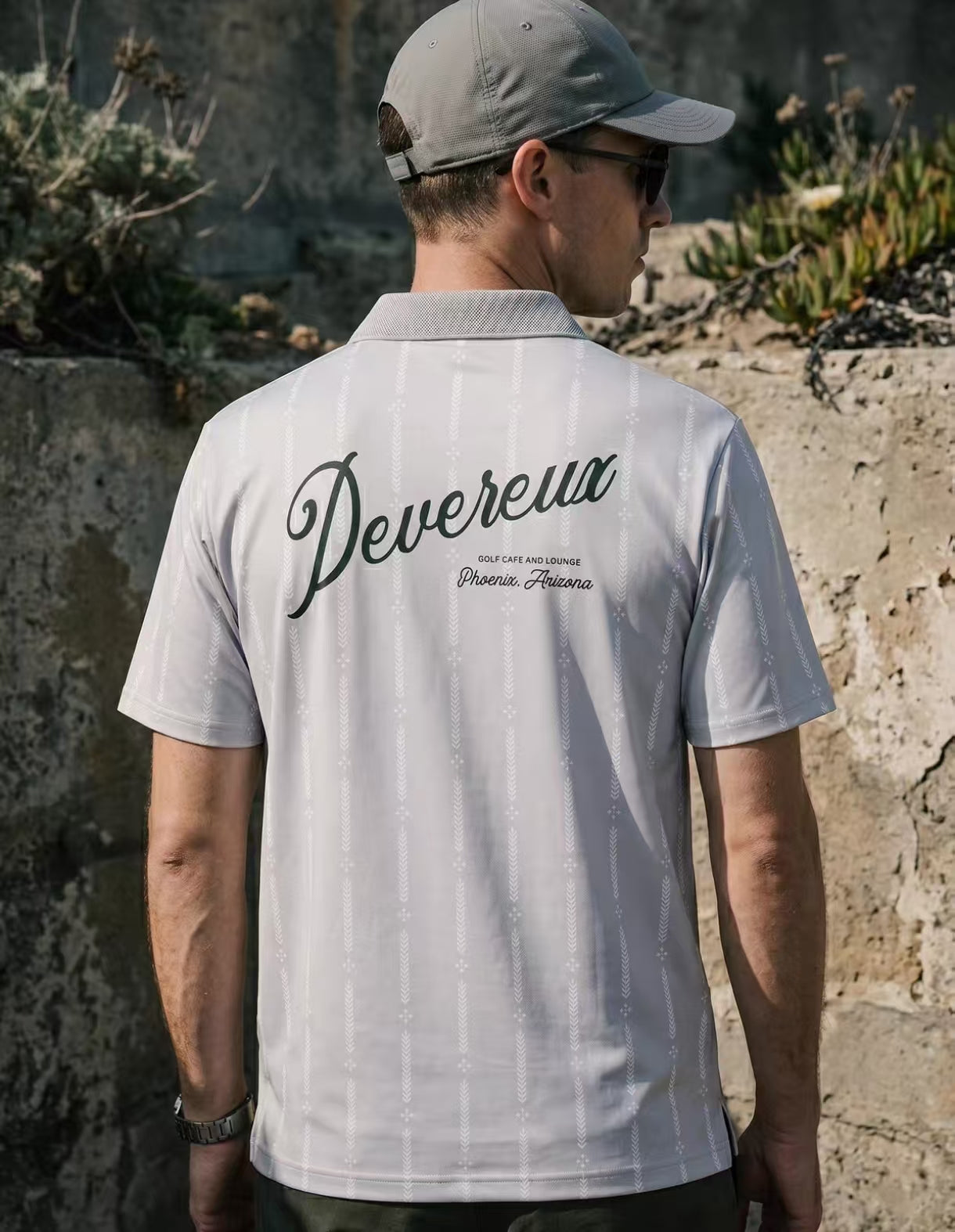 Devereux メンズ グレー ゴルフポロ モデル背面着用