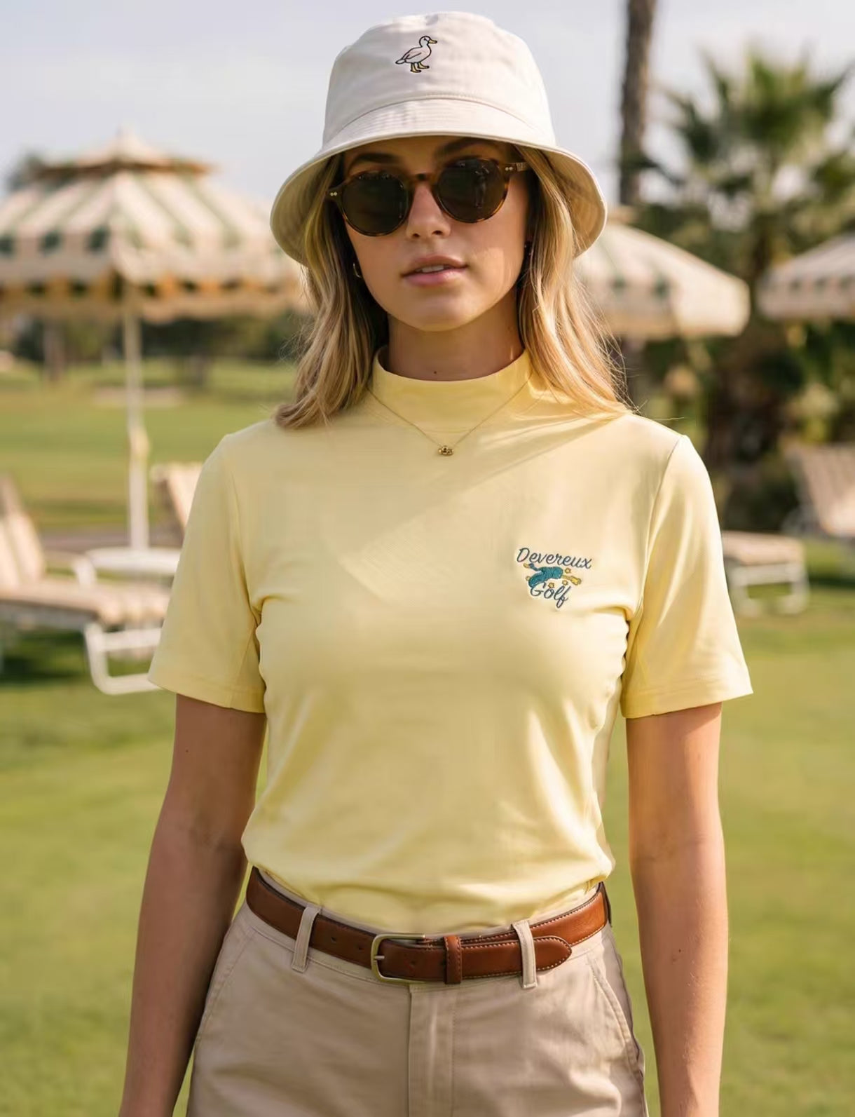 Devereux レディース モックネック ゴルフTシャツ イエロー モデル正面着用