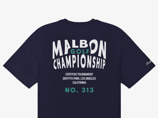 Malbon ユニセックス ホワイト ゴルフグラフィックTシャツ 袖のディテール